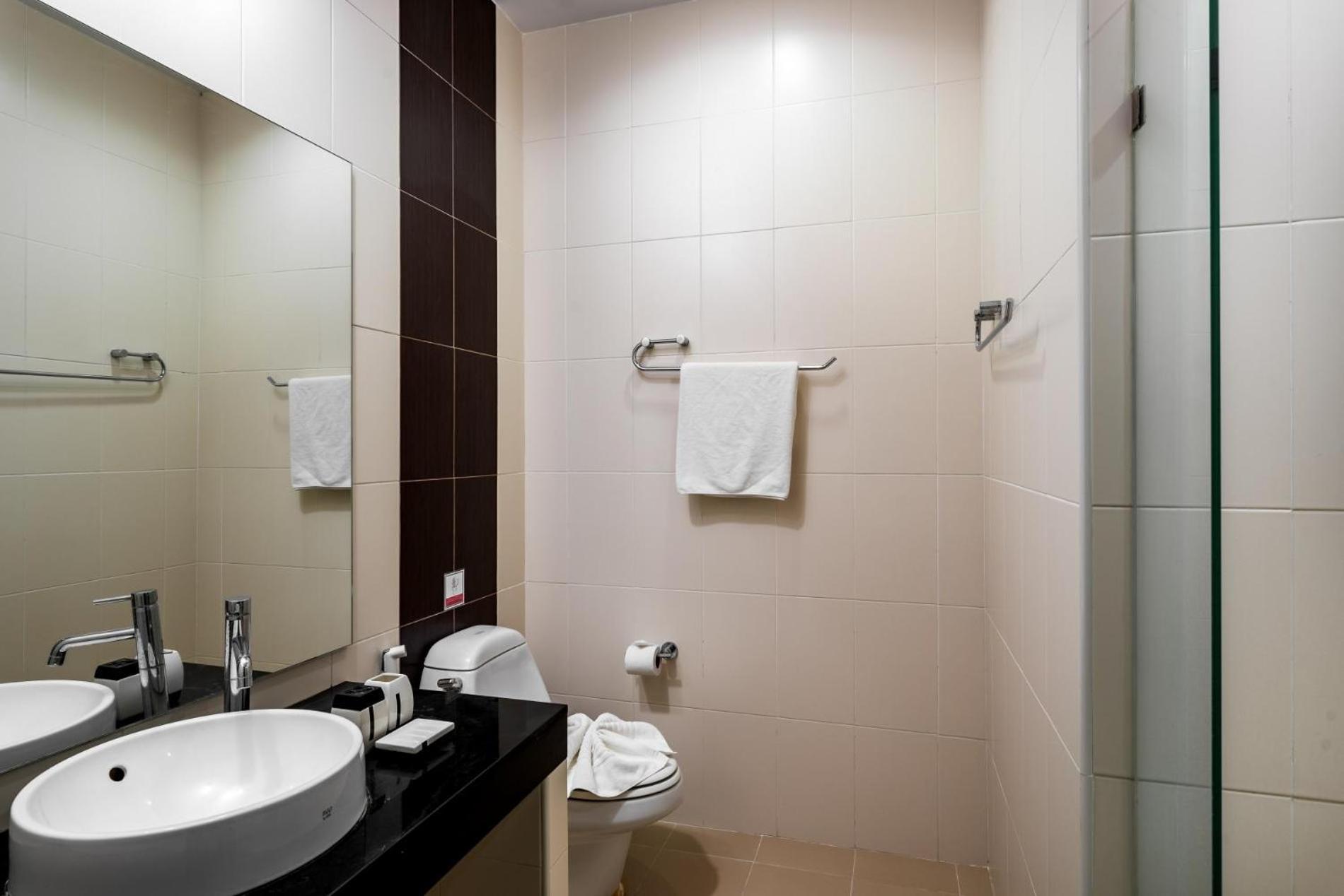 Veloche 2 Bedroom Apartment With Seaview Karon Εξωτερικό φωτογραφία